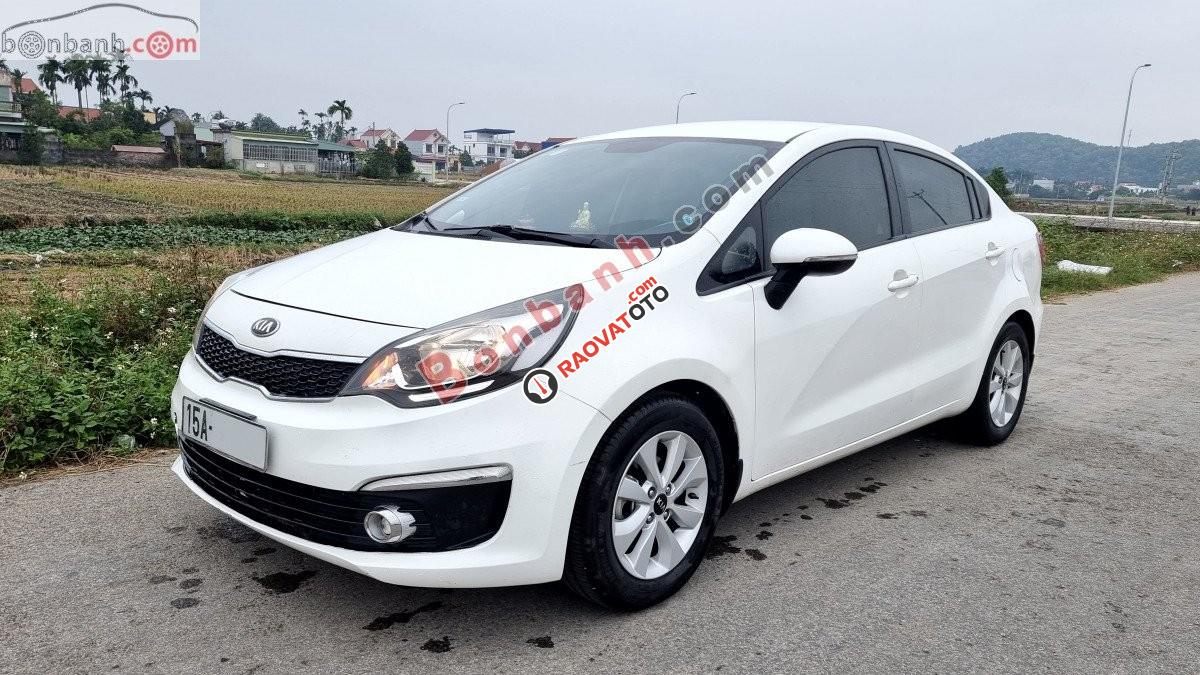 Cần bán Kia Rio AT năm sản xuất 2015, màu trắng xe gia đình-2