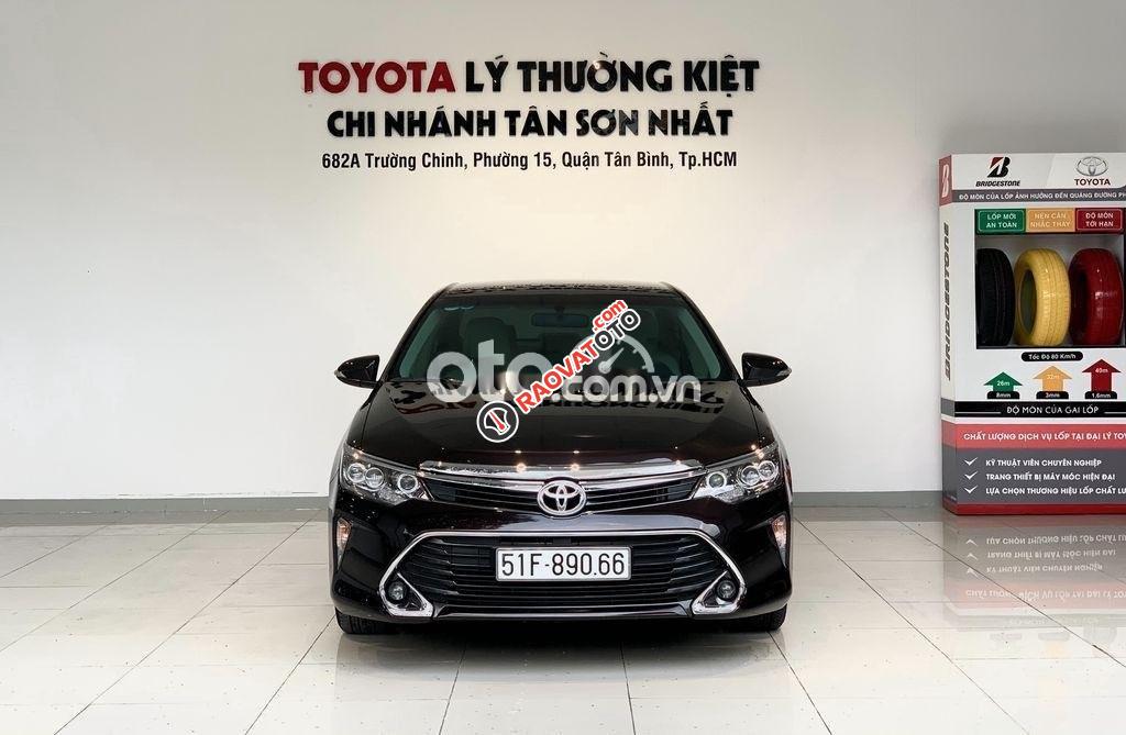 Cần bán Toyota Camry 2.0E sản xuất 2017, màu đen, 750 triệu-0