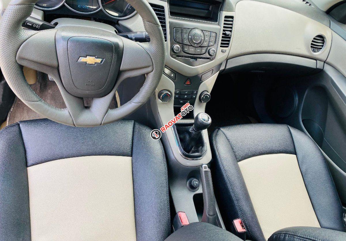 Cần bán xe Chevrolet Cruze LS đời 2011, màu bạc số sàn-1