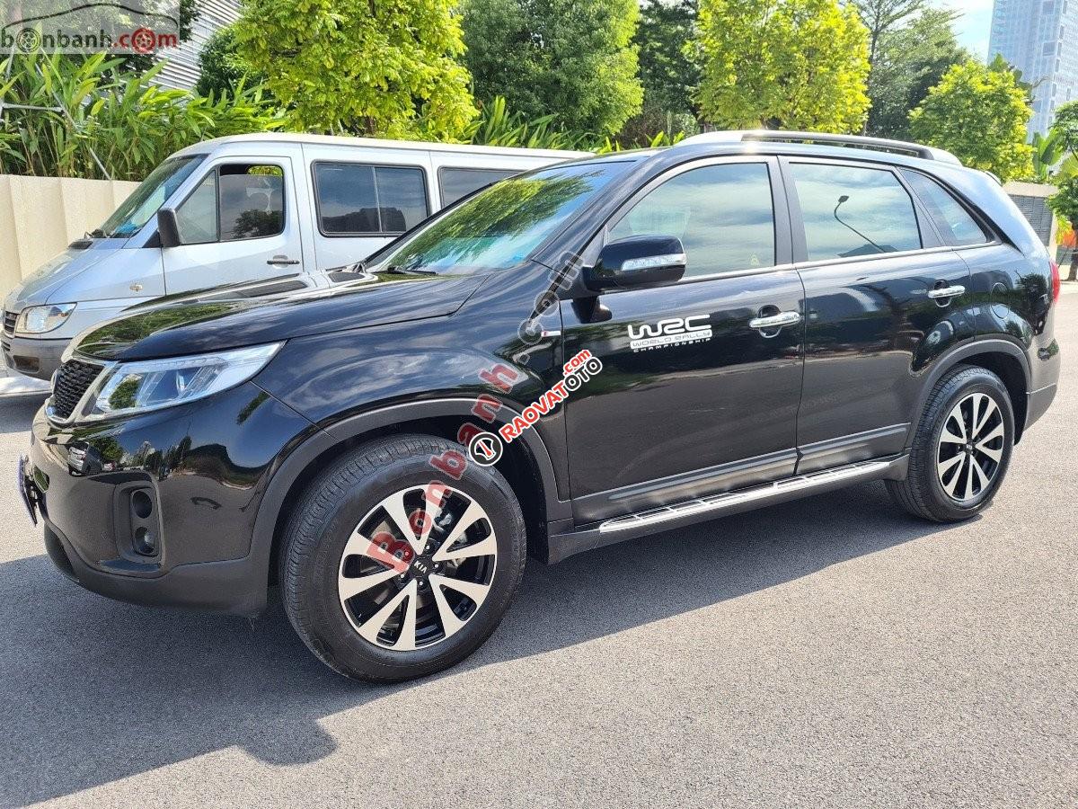 Bán xe Kia Sorento 2.4AT sản xuất 2016, màu đen còn mới-3