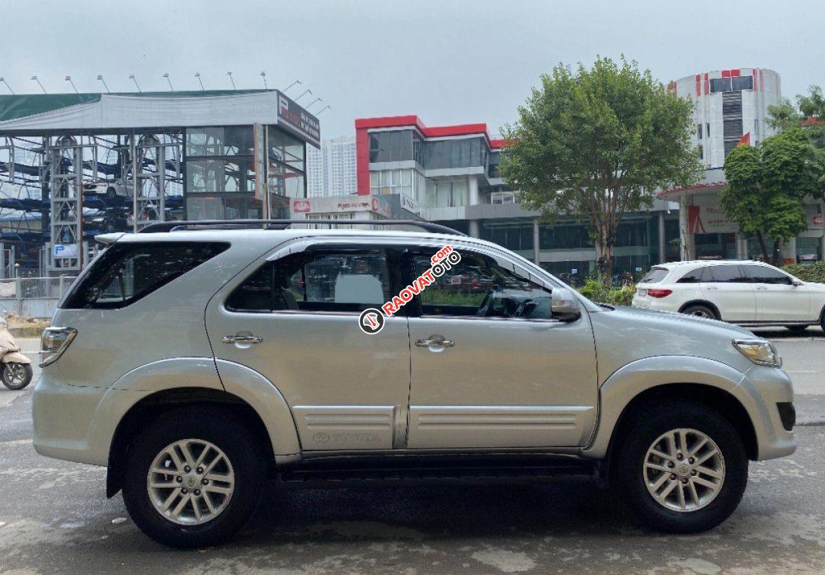 Bán Toyota Fortuner 2.7V 4x2 AT đời 2014, màu bạc-2