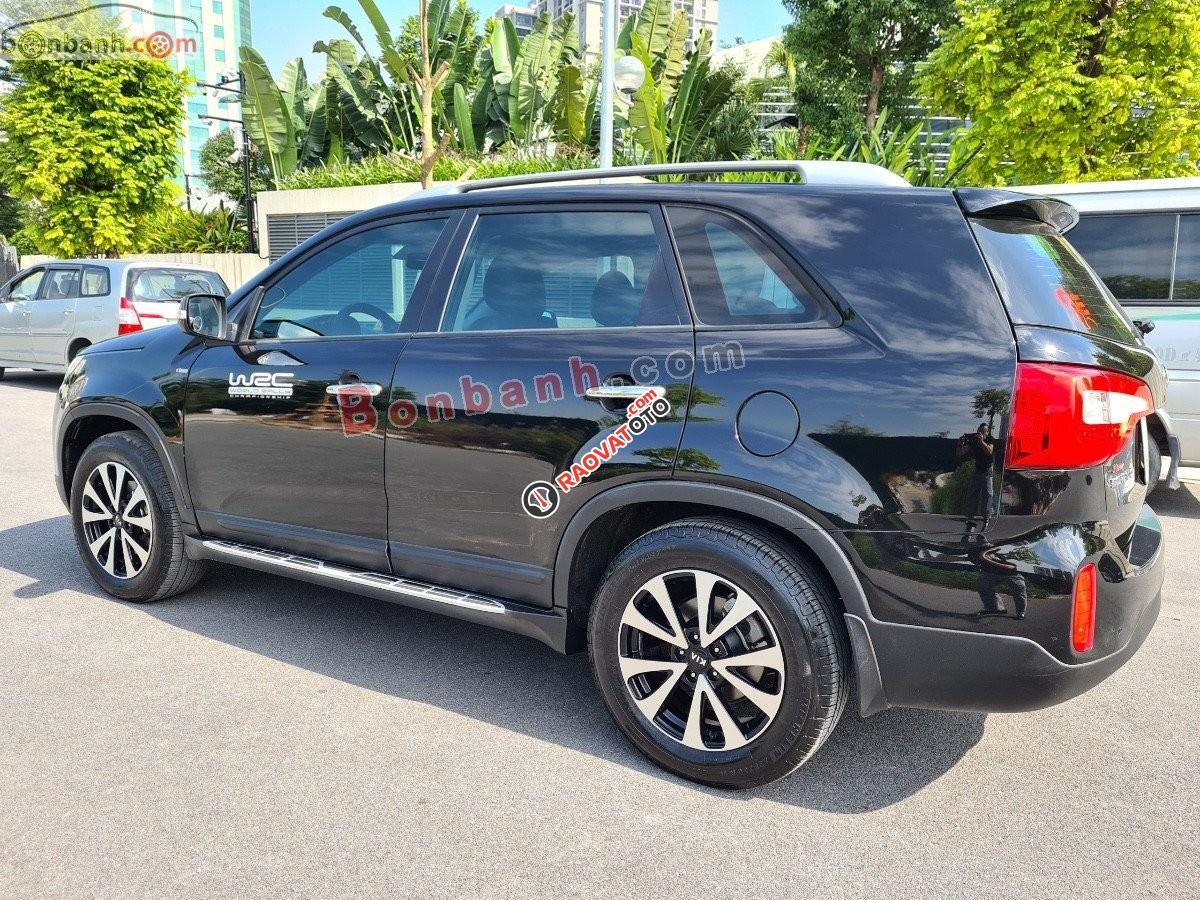 Bán xe Kia Sorento 2.4AT sản xuất 2016, màu đen còn mới-1