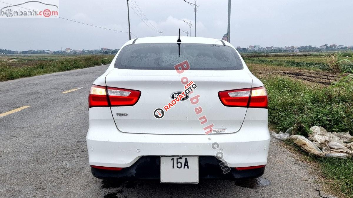 Cần bán Kia Rio AT năm sản xuất 2015, màu trắng xe gia đình-1