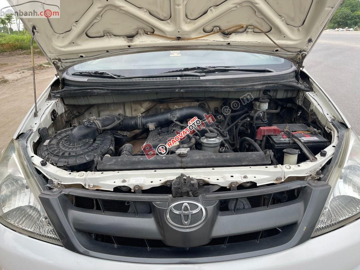 Cần bán xe Toyota Innova J năm sản xuất 2006, màu trắng xe gia đình, 175 triệu-2