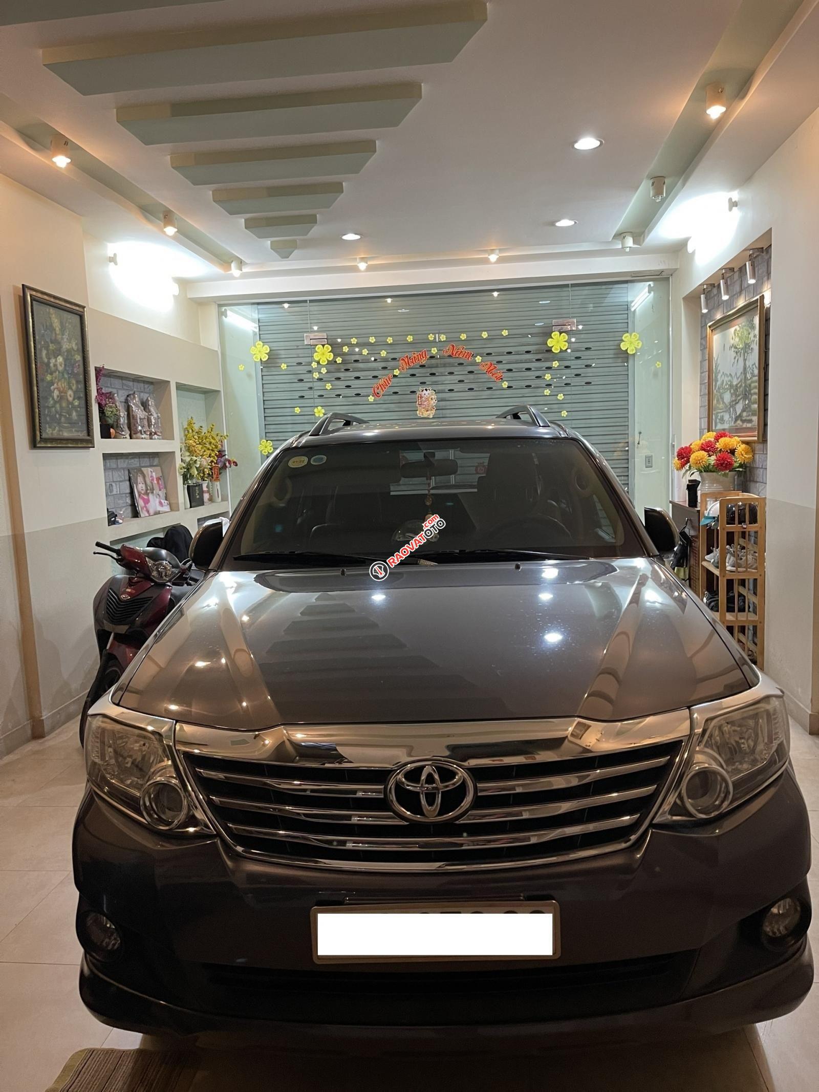 Cần bán Toyota Fortuner V năm 2012 - xe gia đình, chính chủ-4