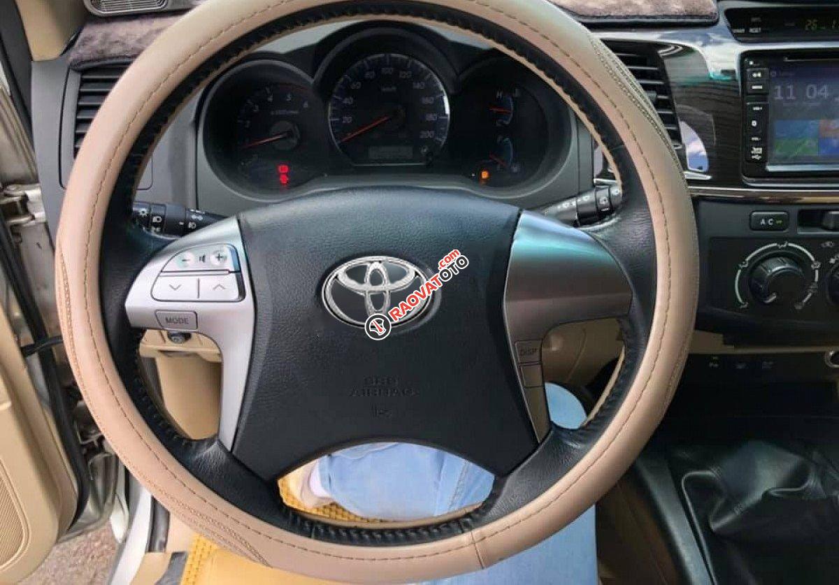 Cần bán Toyota Fortuner 2.5G đời 2015, màu bạc còn mới-1