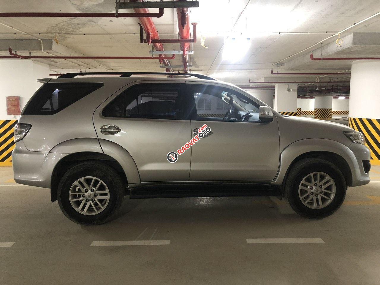 Cần bán lại xe Toyota Fortuner 2.7 V năm 2014, màu bạc ít sử dụng-1