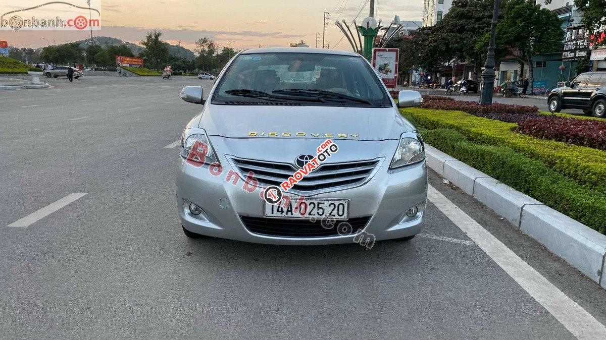 Cần bán gấp Toyota Vios MT đời 2011, màu bạc chính chủ, giá tốt-0