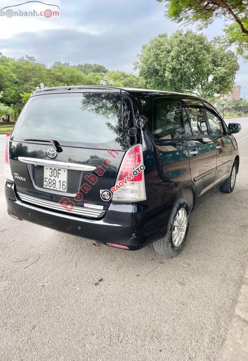 Cần bán gấp Toyota Innova V đời 2011, màu đen-8