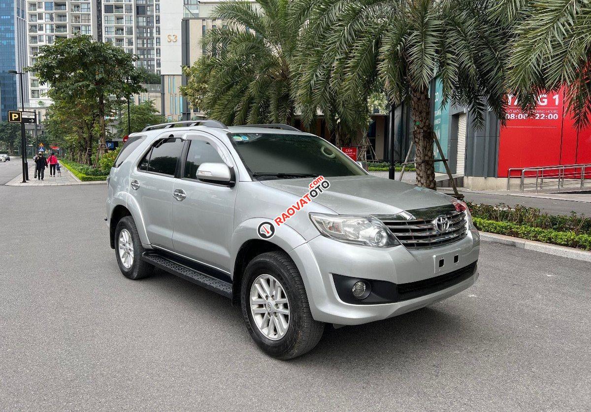 Cần bán lại xe Toyota Fortuner 2.7V 4x2 AT đời 2014, màu bạc, giá tốt-4