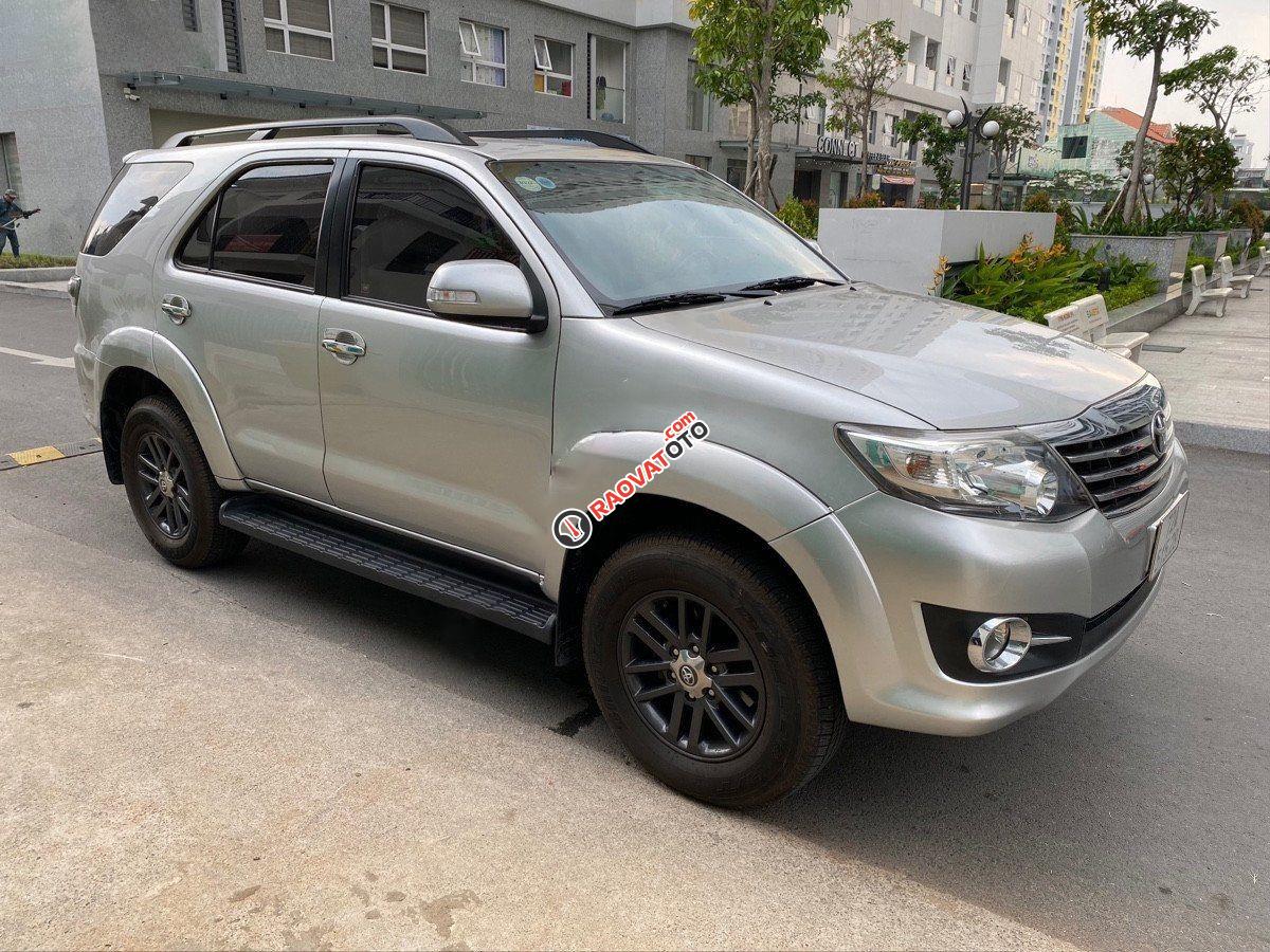 Cần bán lại xe Toyota Fortuner 2.7V 4X2 AT đời 2016, màu bạc-0