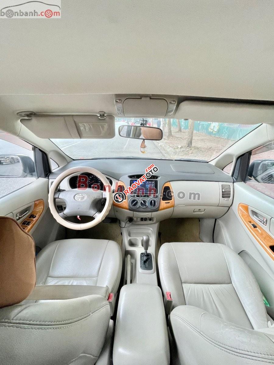 Cần bán gấp Toyota Innova V đời 2011, màu đen-4