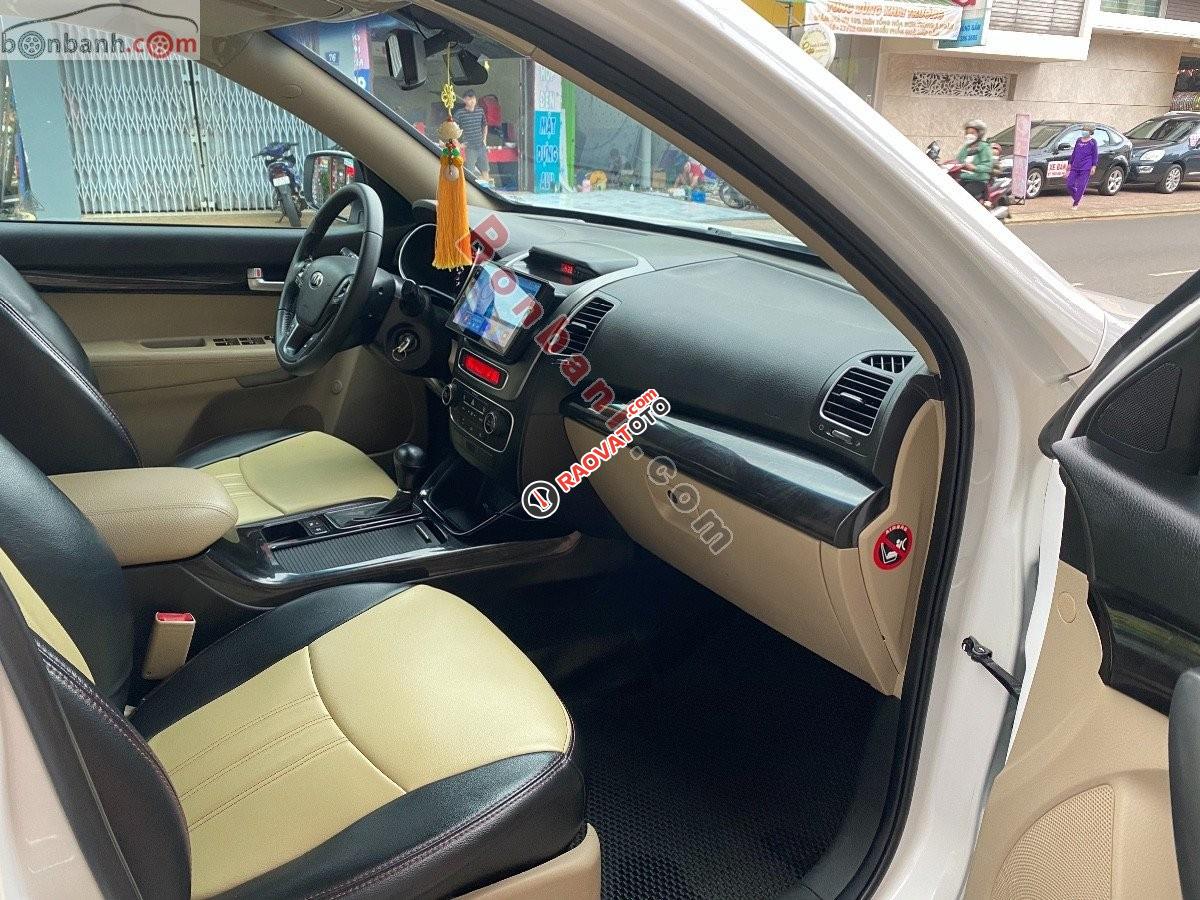 Cần bán gấp Kia Sorento AT đời 2016, màu trắng-0