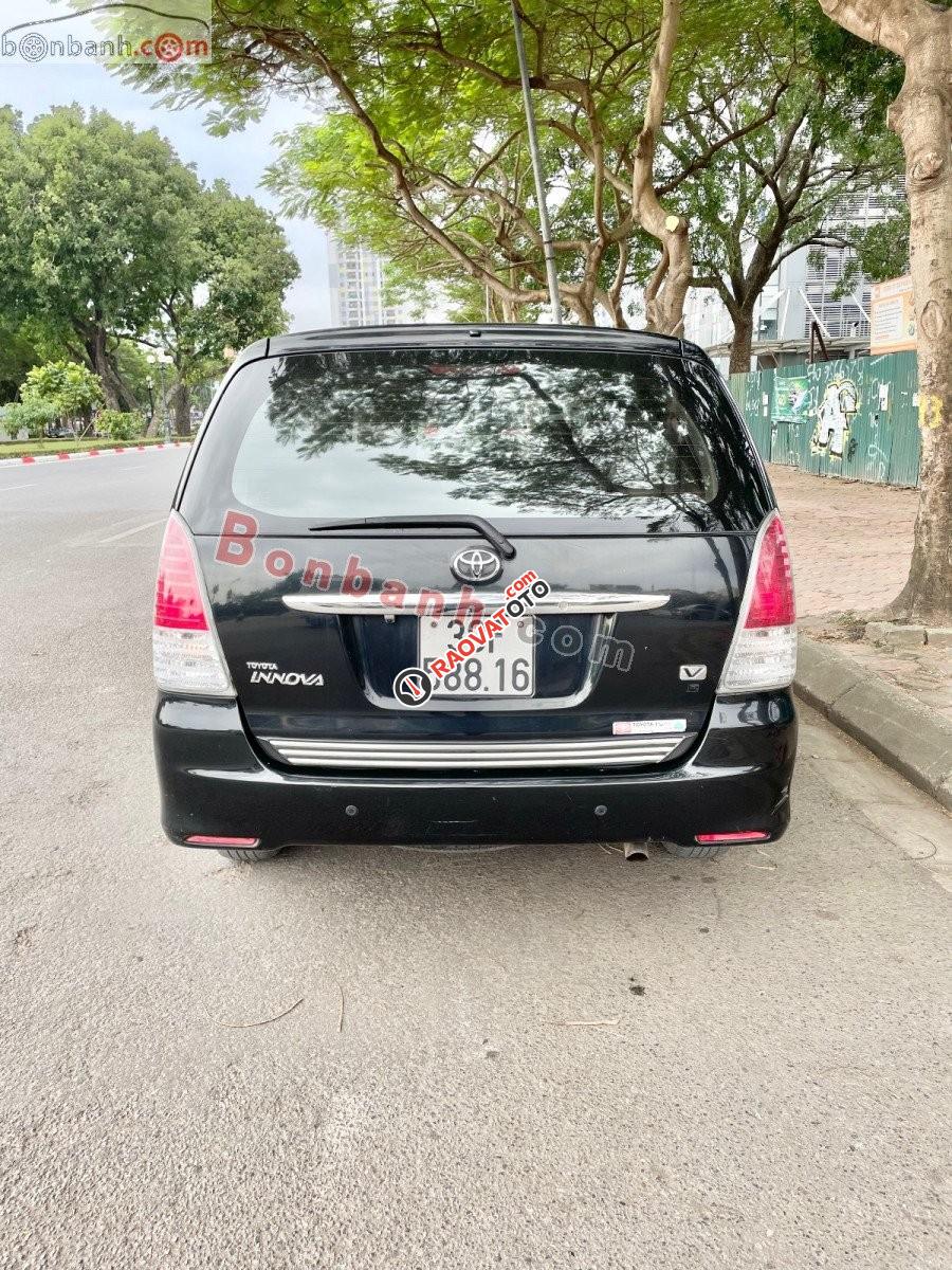 Cần bán gấp Toyota Innova V đời 2011, màu đen-0