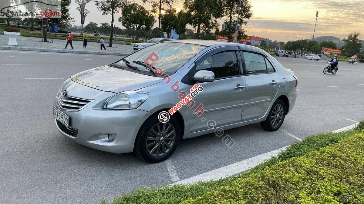 Cần bán gấp Toyota Vios MT đời 2011, màu bạc chính chủ, giá tốt-1