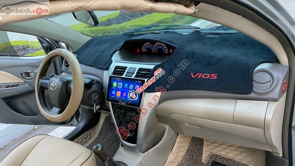 Cần bán gấp Toyota Vios MT đời 2011, màu bạc chính chủ, giá tốt-8