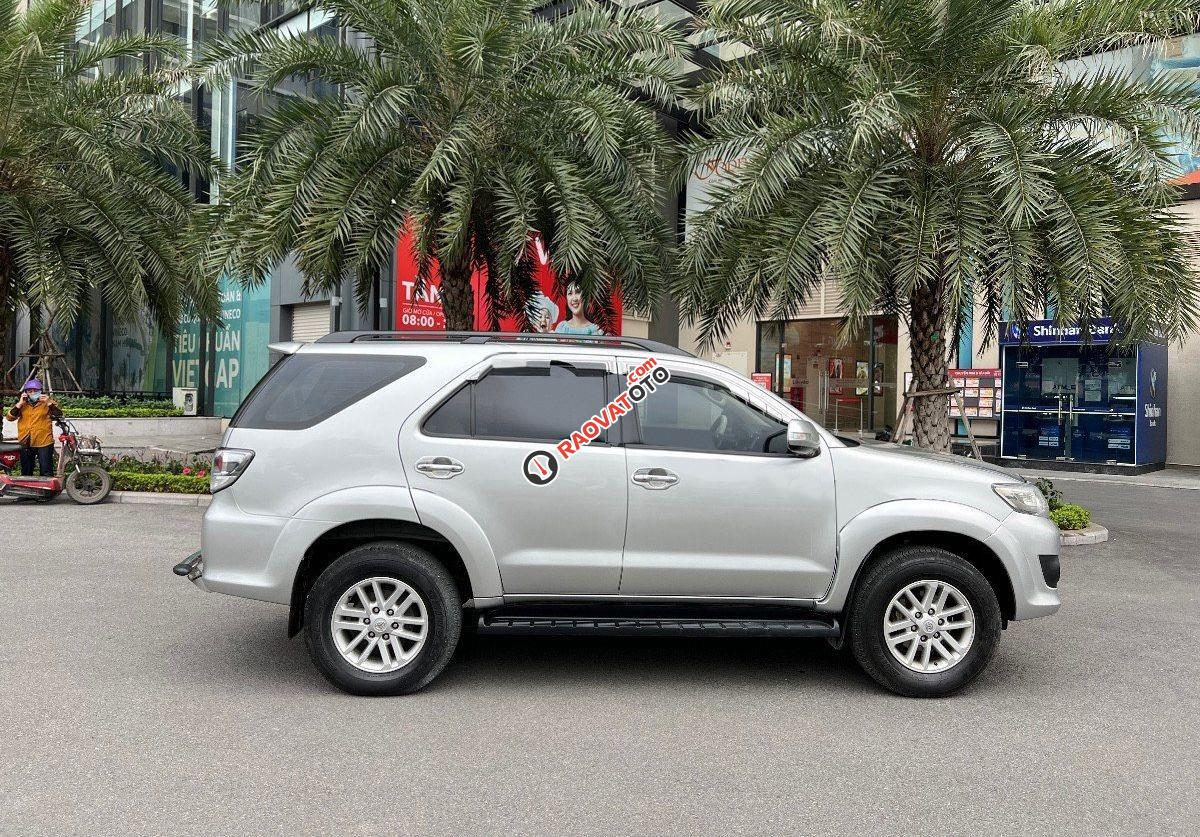 Cần bán lại xe Toyota Fortuner 2.7V 4x2 AT đời 2014, màu bạc, giá tốt-1