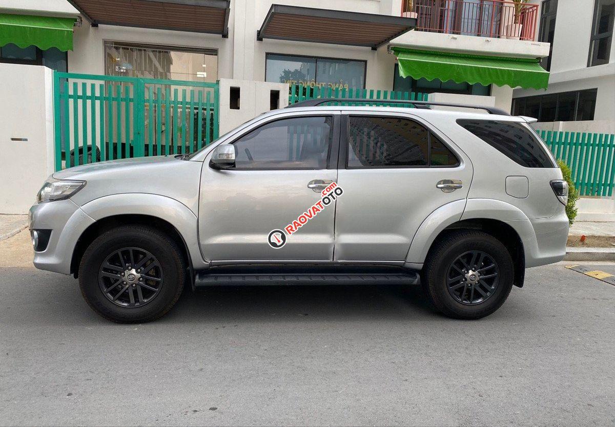 Cần bán lại xe Toyota Fortuner 2.7V 4X2 AT đời 2016, màu bạc-4