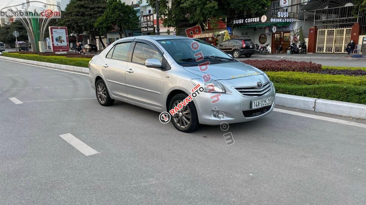 Cần bán gấp Toyota Vios MT đời 2011, màu bạc chính chủ, giá tốt-2