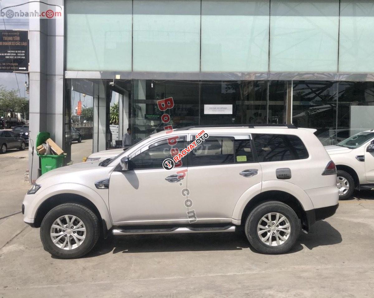 Cần bán xe Mitsubishi Pajero Sport 4x2 MT sản xuất năm 2016, màu trắng xe gia đình, giá 529tr-2