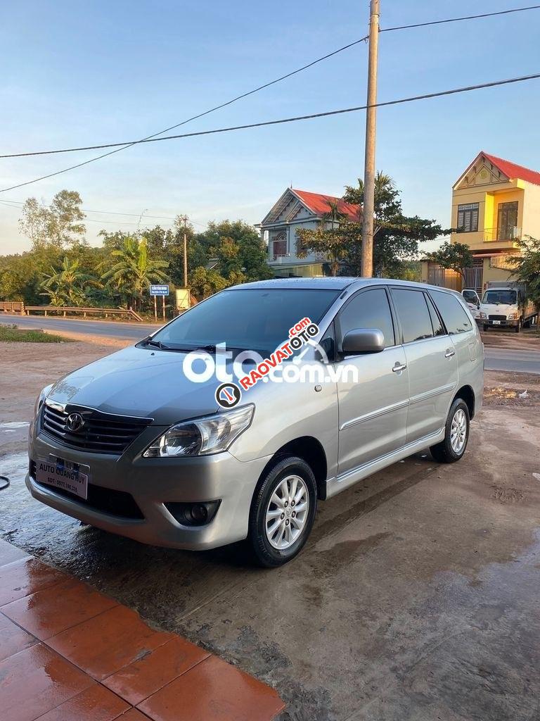 Cần bán Toyota Innova E năm 2012, màu bạc số sàn-9