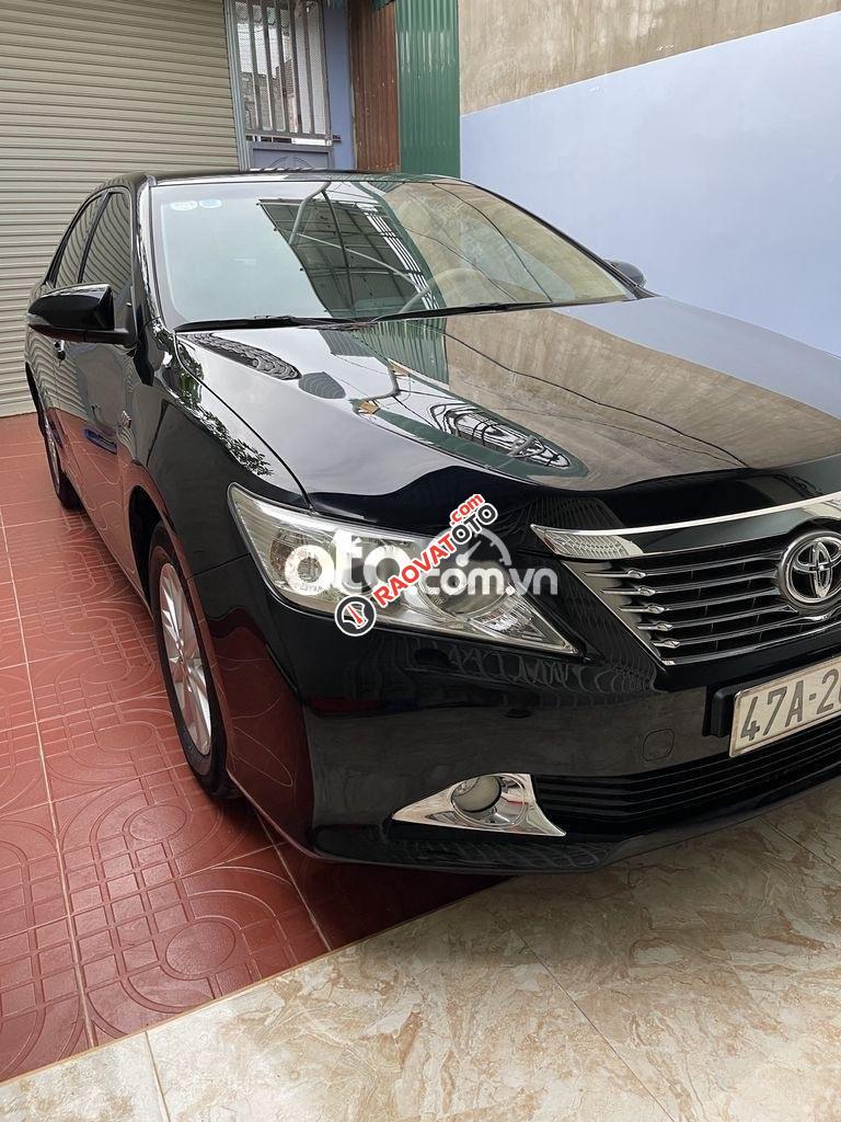 Cần bán lại xe Toyota Camry 2.0E sản xuất 2014, màu đen chính chủ-0