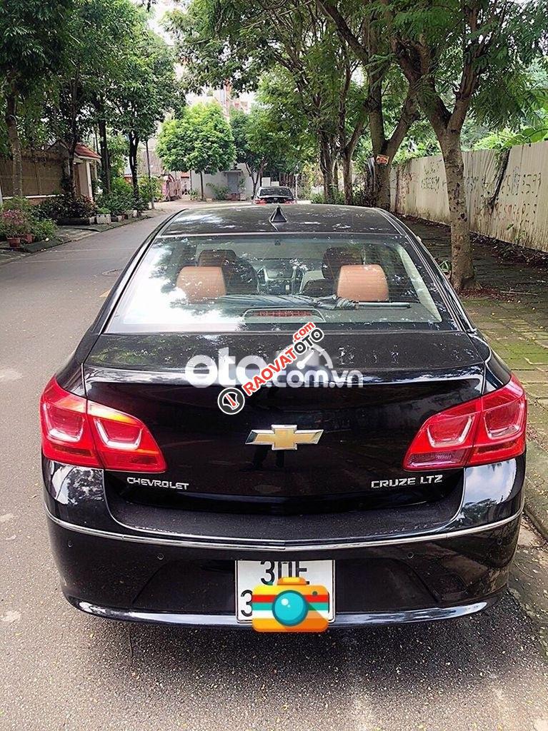 Cần bán Chevrolet Cruze 1.8AT 2016, màu đen xe gia đình-0