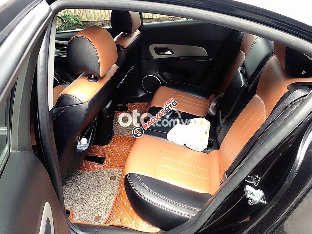 Cần bán Chevrolet Cruze 1.8AT 2016, màu đen xe gia đình-2