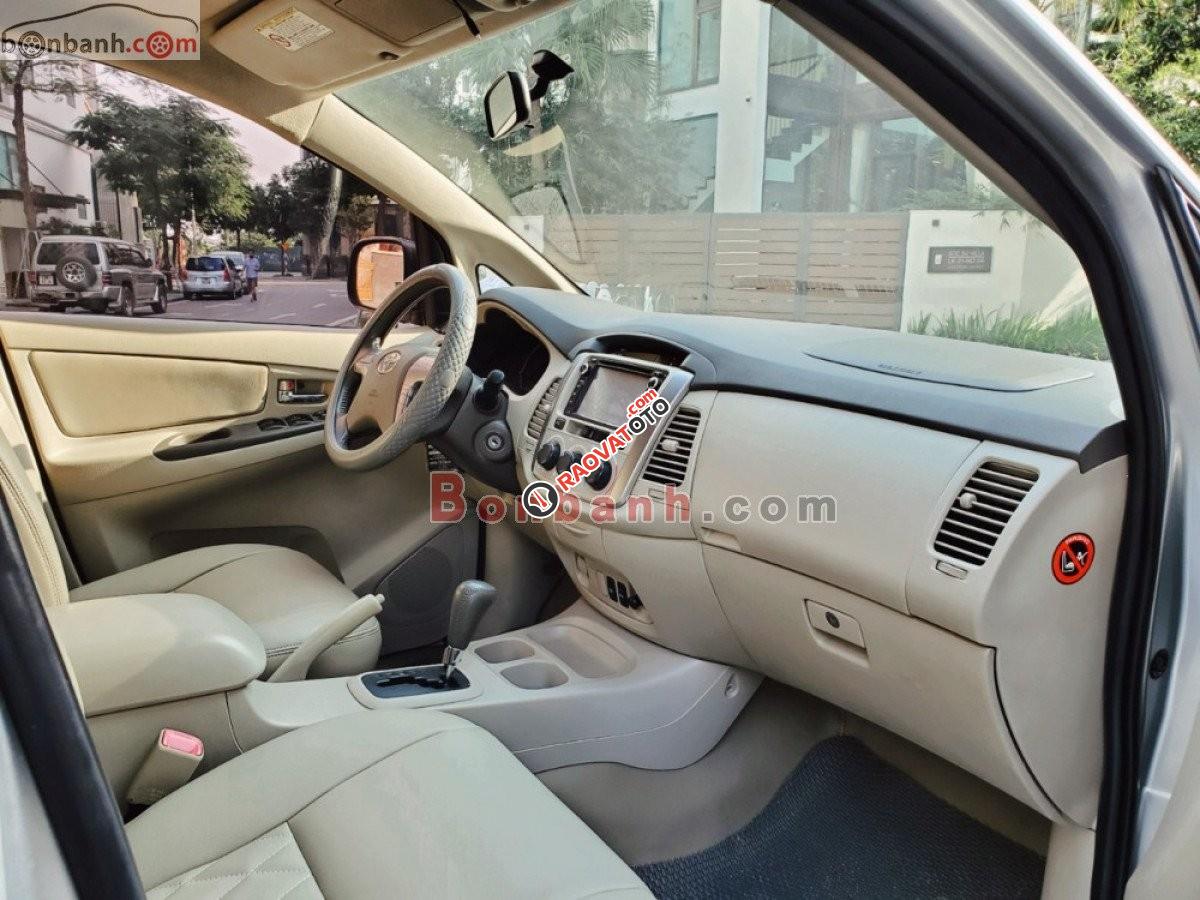 Bán Toyota Innova 2.0G năm sản xuất 2014, màu bạc giá cạnh tranh-5