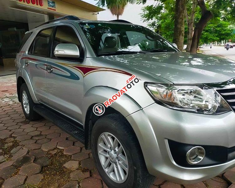 Bán Toyota Fortuner 2.7V 4x2 AT sản xuất 2014, màu bạc, giá cạnh tranh-0