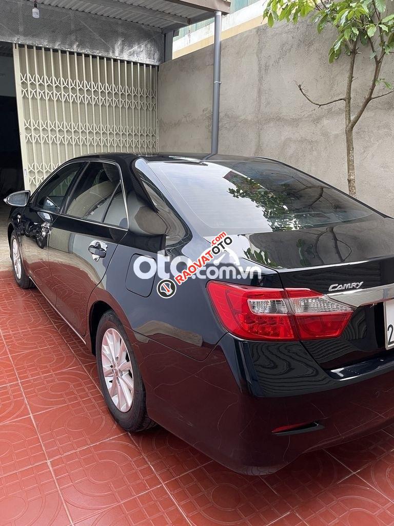 Cần bán lại xe Toyota Camry 2.0E sản xuất 2014, màu đen chính chủ-6