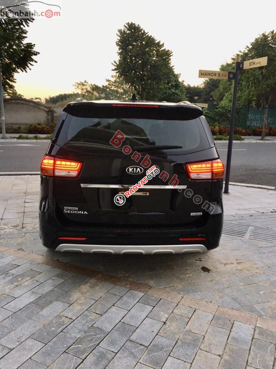 Bán Kia Sedona 2.2L DATH đời 2017, màu đen xe gia đình, giá tốt-1