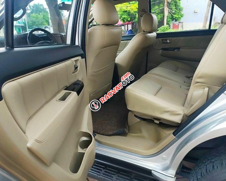 Bán Toyota Fortuner 2.7V 4x2 AT sản xuất 2014, màu bạc, giá cạnh tranh-3