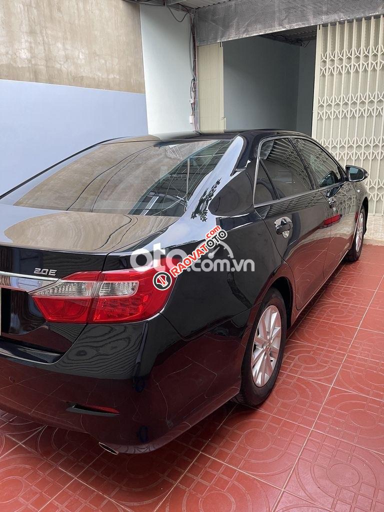 Cần bán lại xe Toyota Camry 2.0E sản xuất 2014, màu đen chính chủ-1