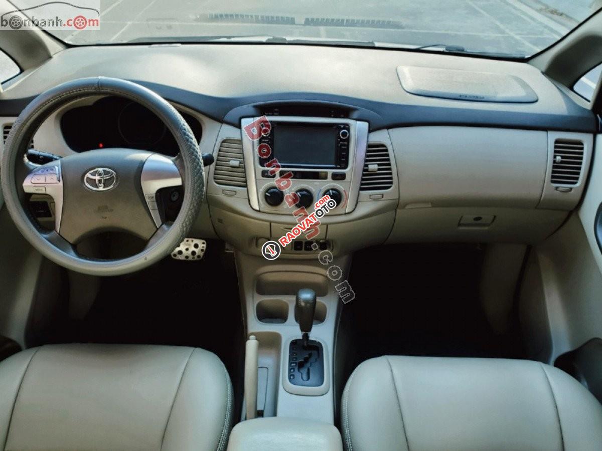 Bán Toyota Innova 2.0G năm sản xuất 2014, màu bạc giá cạnh tranh-6