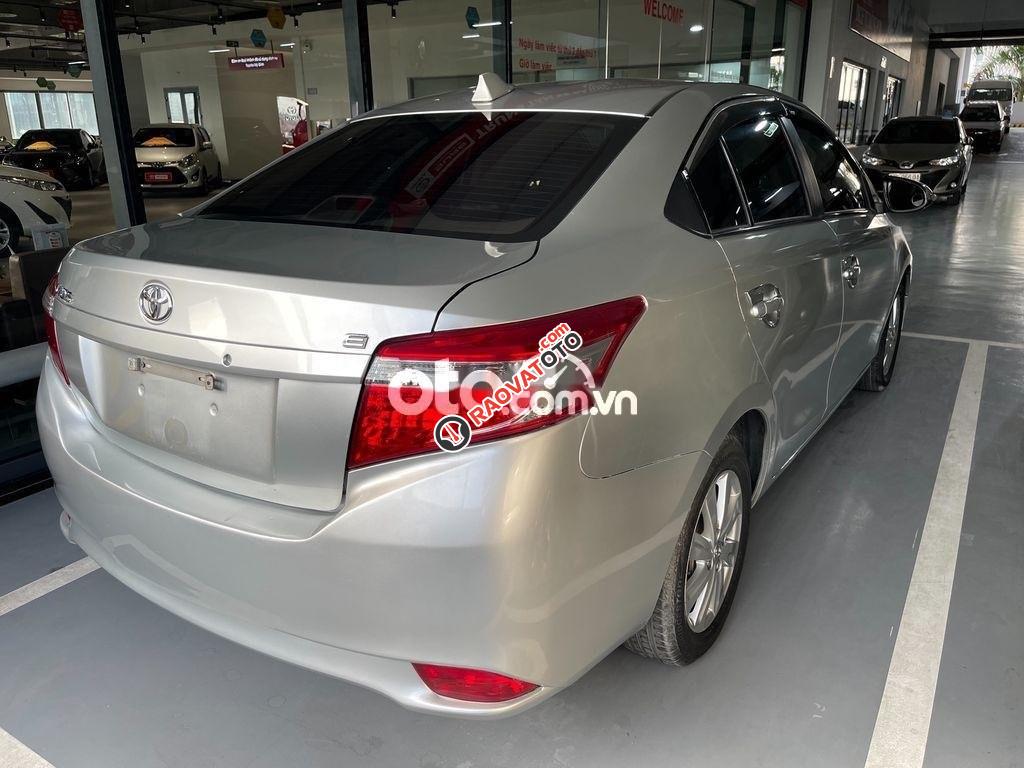 Cần bán Toyota Vios E 1.5MT 2017, màu bạc còn mới-1