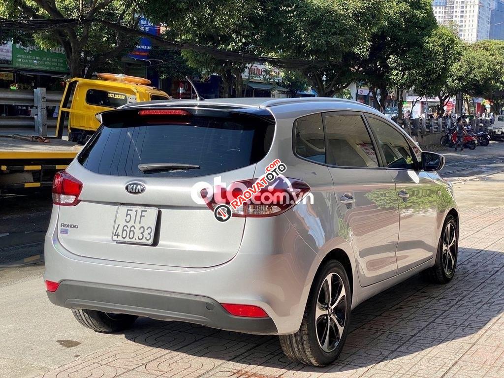 Bán Kia Rondo MT năm 2017, màu bạc-8