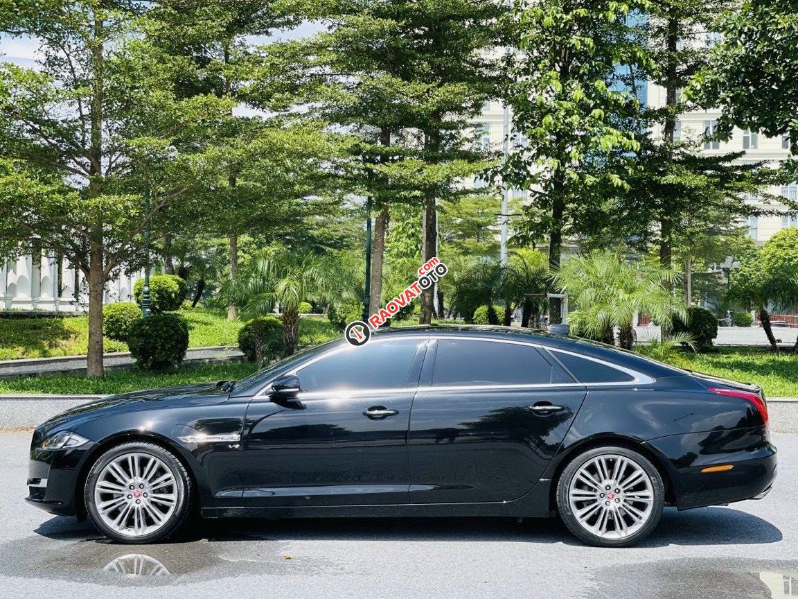 Jaguar XJL 3.0 model 2017, màu đen, xe nhập-2