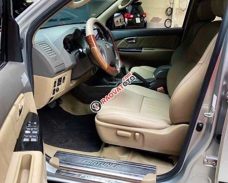 Cần bán lại xe Toyota Fortuner 2.7V năm sản xuất 2014, màu bạc-2