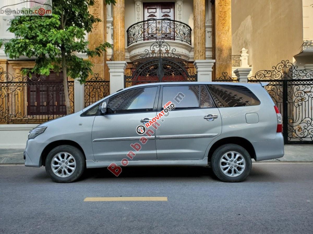 Bán Toyota Innova 2.0G năm sản xuất 2014, màu bạc giá cạnh tranh-2