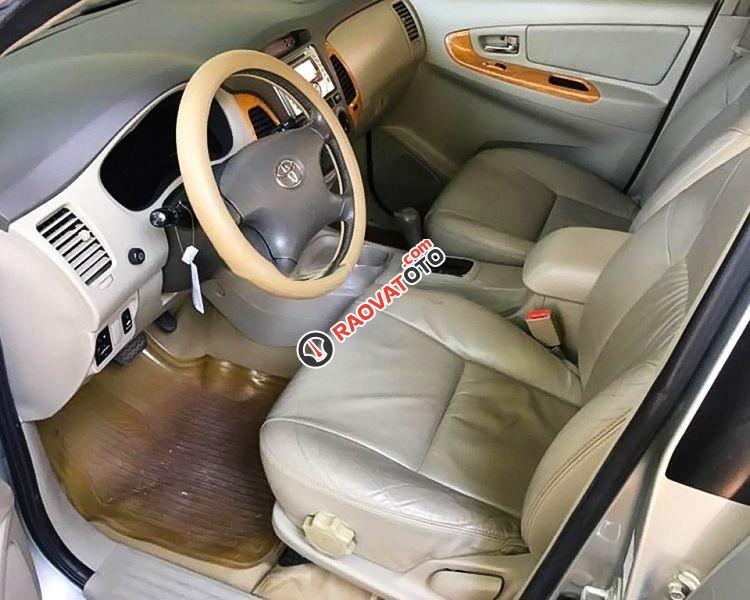 Cần bán gấp Toyota Innova V năm 2010, màu bạc còn mới-4