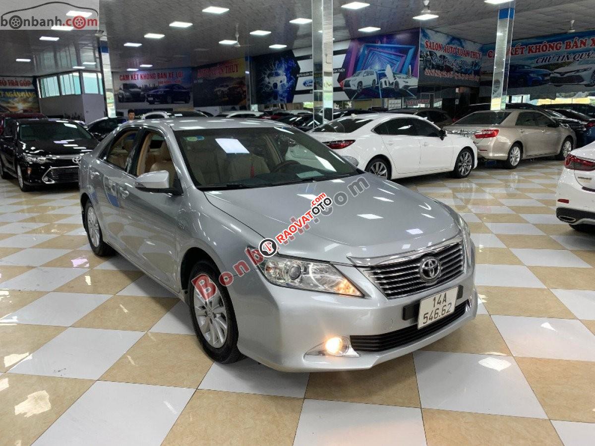 Xe Toyota Camry 2.0E sản xuất 2012, màu bạc còn mới, giá tốt-1