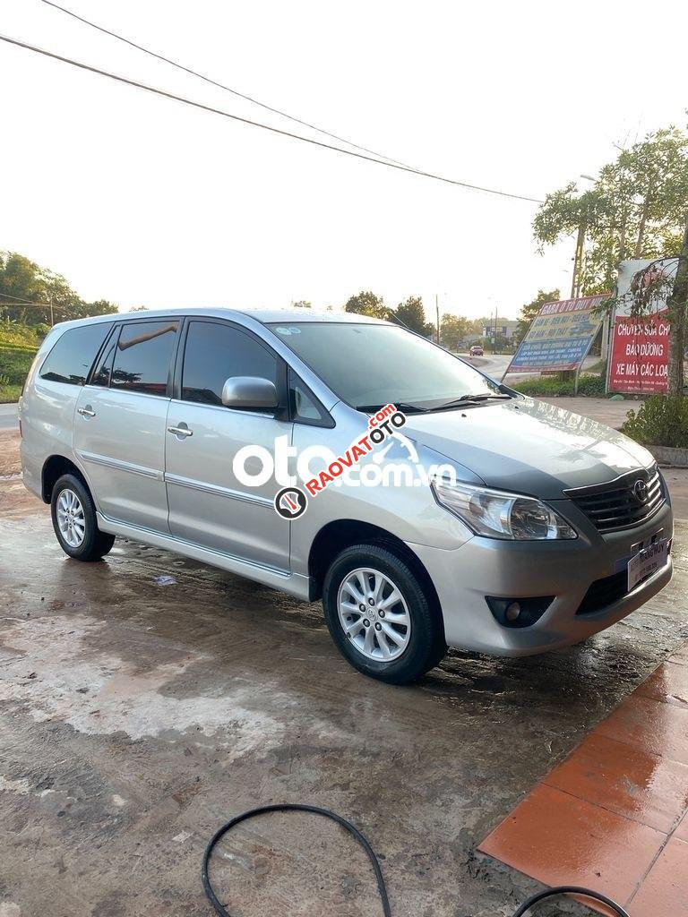 Cần bán Toyota Innova E năm 2012, màu bạc số sàn-10