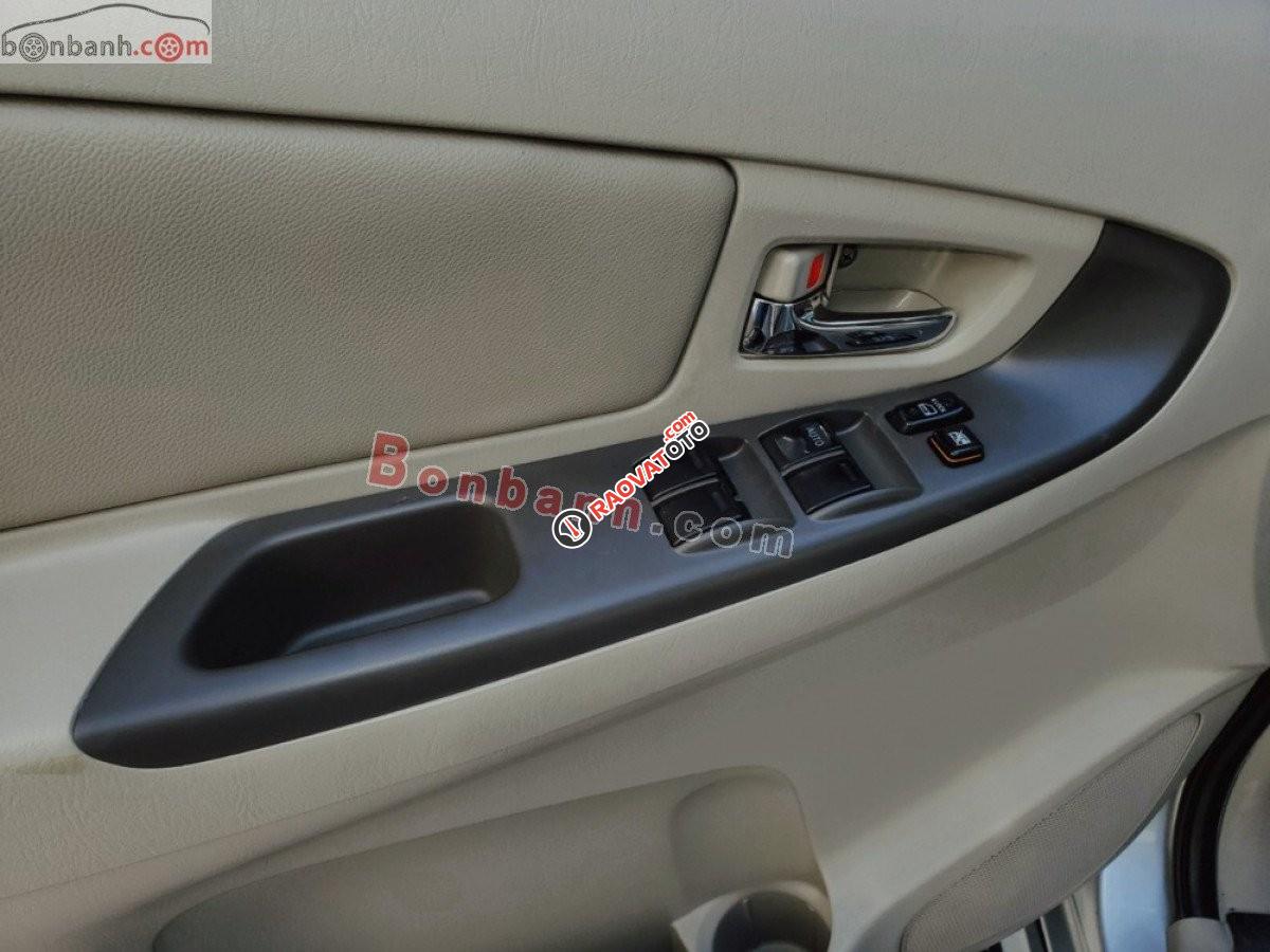 Bán Toyota Innova 2.0G năm sản xuất 2014, màu bạc giá cạnh tranh-9