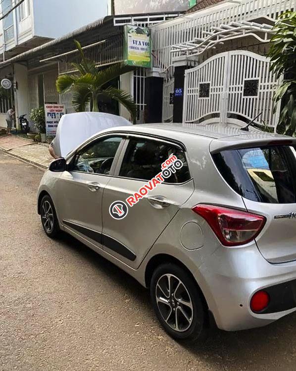 Bán Hyundai Grand i10 1.0 MT đời 2017, màu bạc còn mới-3