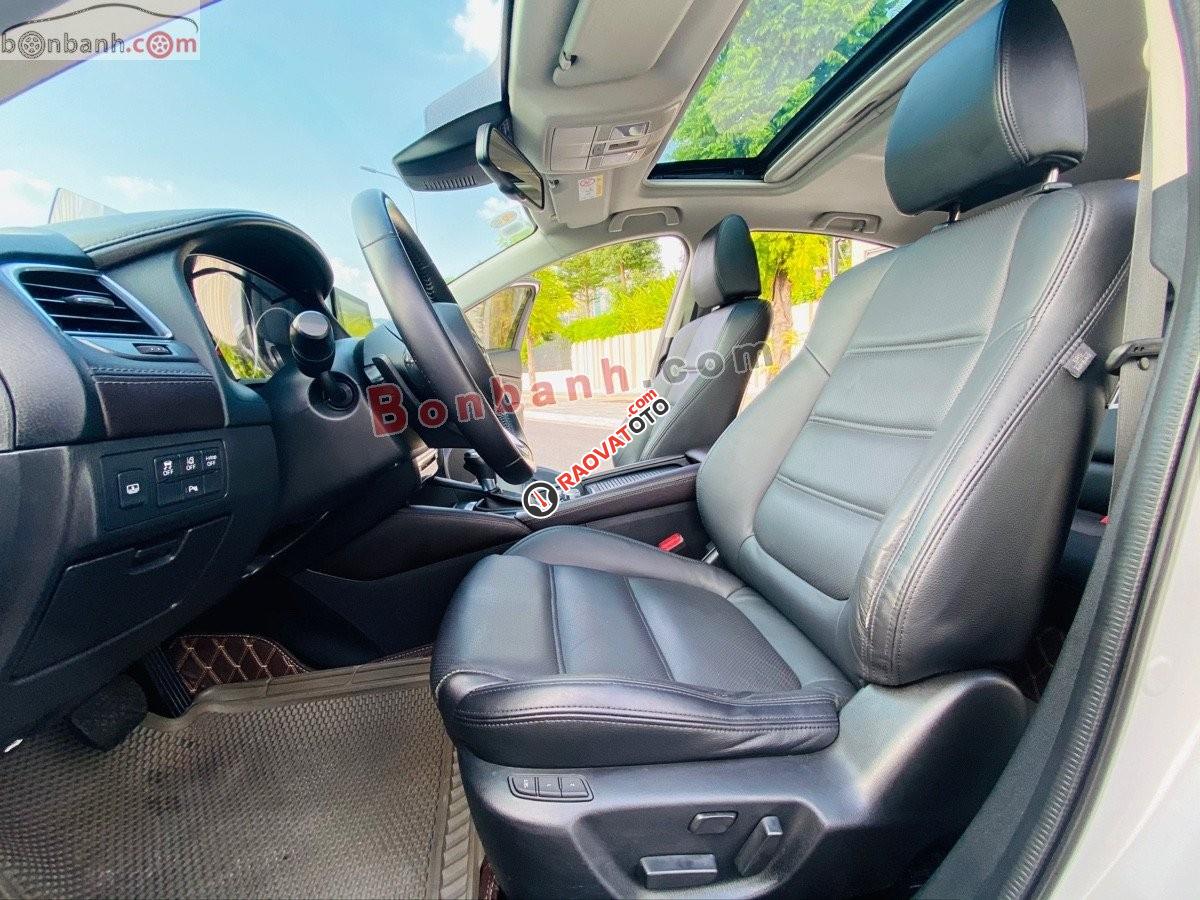 Cần bán lại xe Mazda 6 2.0L Premium đời 2017, màu trắng, 695tr-7