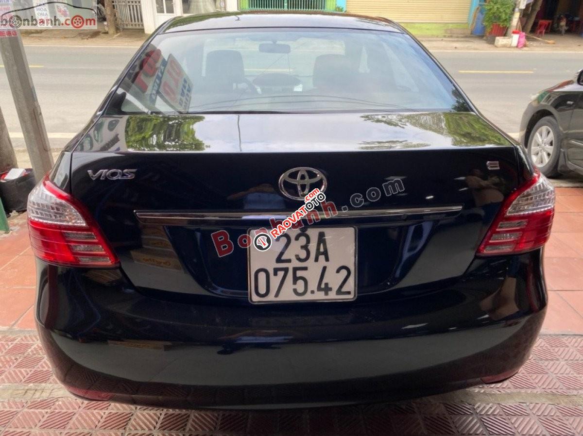 Bán xe Toyota Vios E 2011, màu đen-8