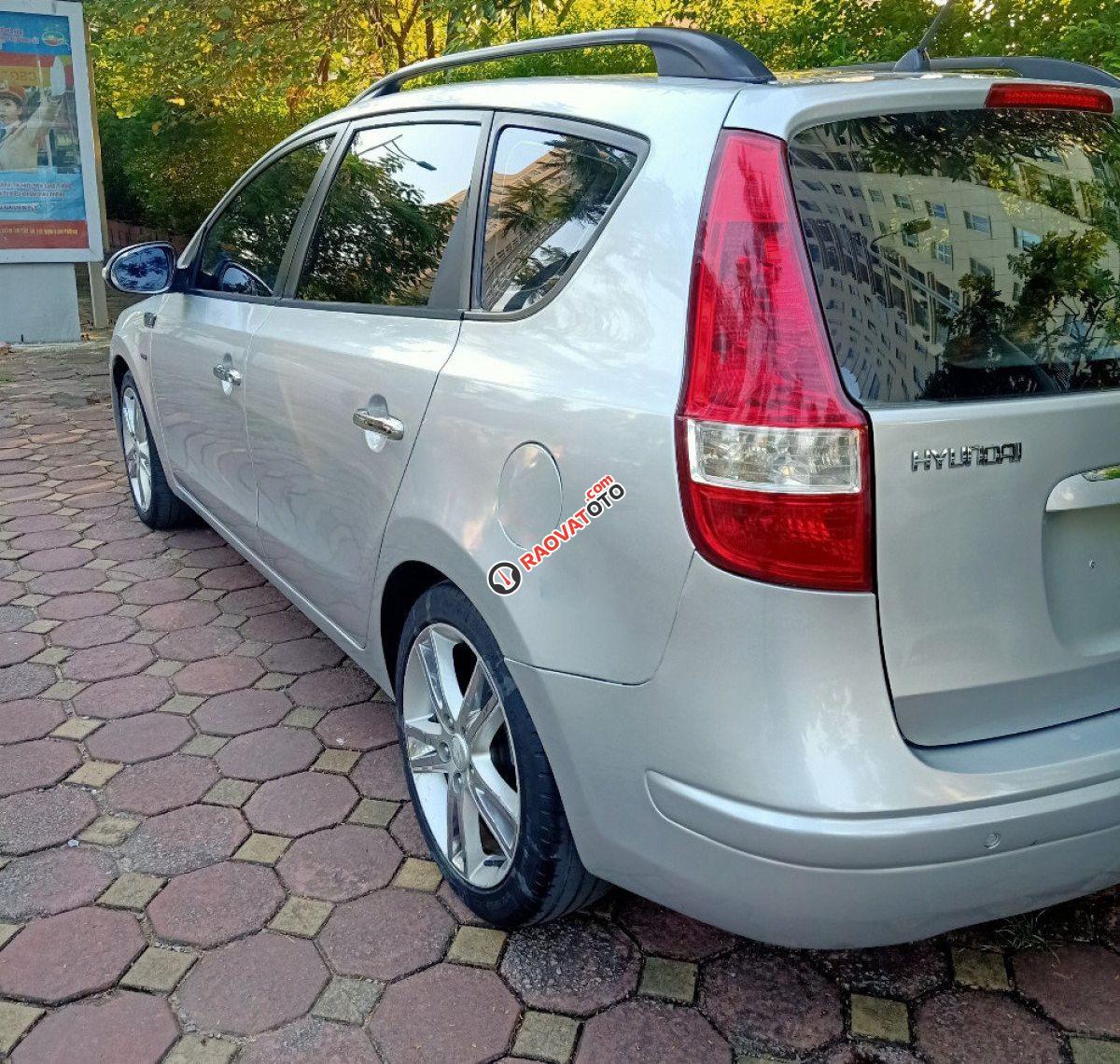 Cần bán gấp Hyundai i30 CW 1.6 AT 2009, màu bạc, xe nhập  -0