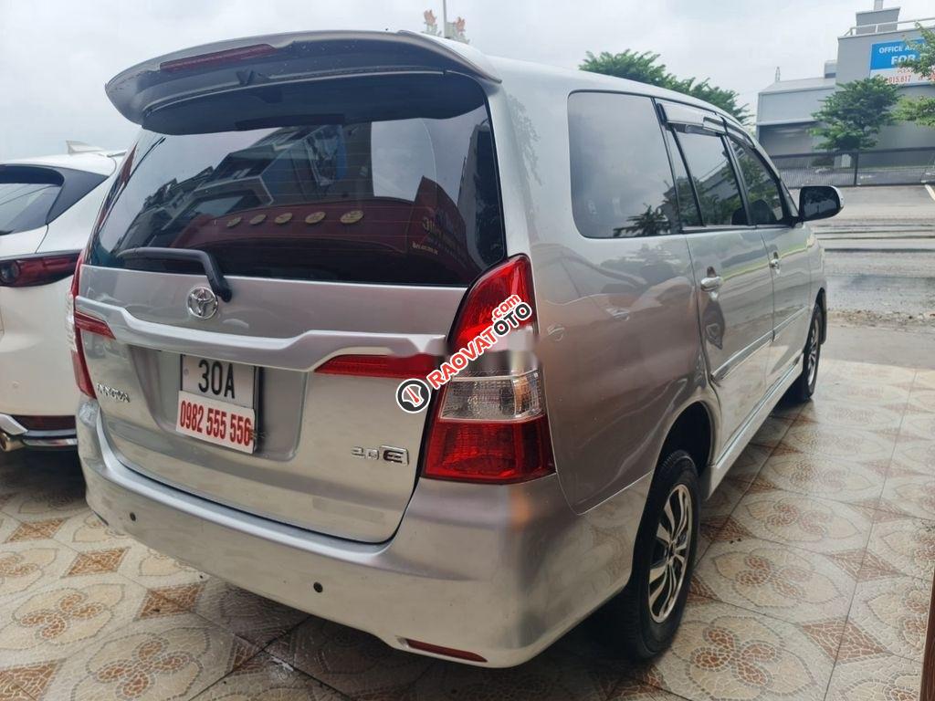 Bán Toyota Innova G 2016, màu bạc số sàn-1