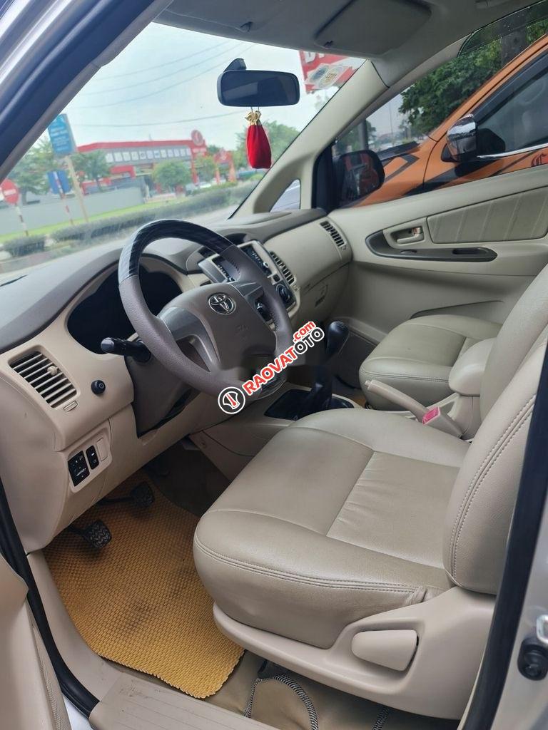 Bán Toyota Innova G 2016, màu bạc số sàn-7